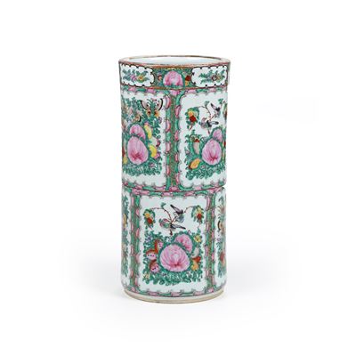 Vaso Cilindrico in Porcellana Famiglia Rosa con Decori Floreali Entro Riserve, Cina, Dinastia Qin...
