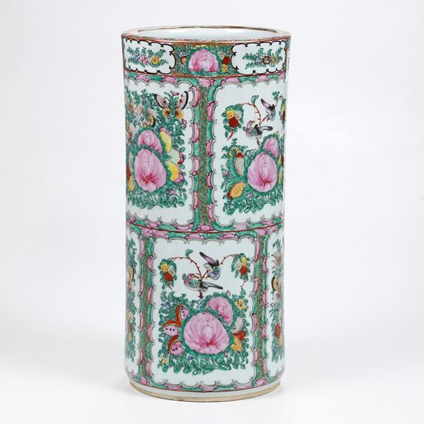 Vaso cilindrico in porcellana Famiglia Rosa con decori floreali entro riserve, Cina, Dinastia Qing, XIX secolo