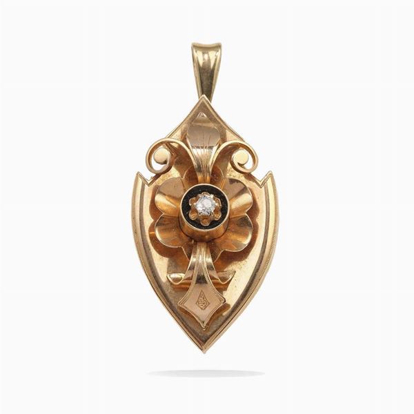 Lotto composto da un pendente, un anello e un paio di orecchini in smalti, diamanti e piccole perle