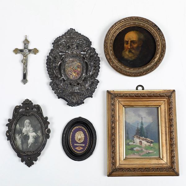 Cinque cornicette con dipinti, reliquie e stampe, un crocifisso