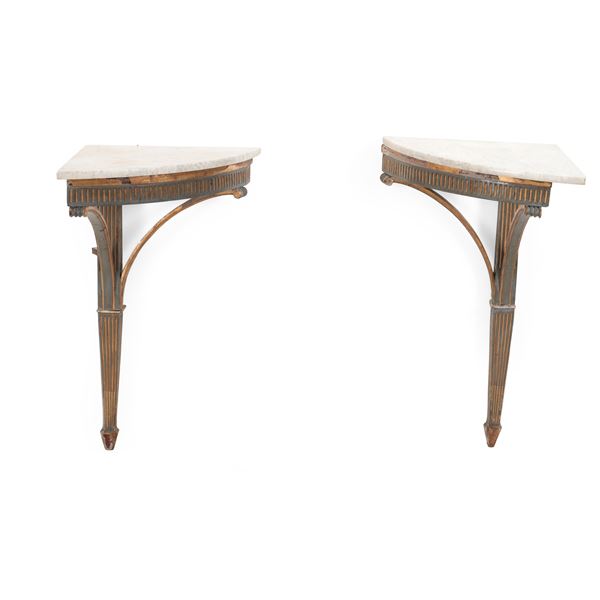Coppia di consoles ad angolo con piano in marmo. XVIII secolo