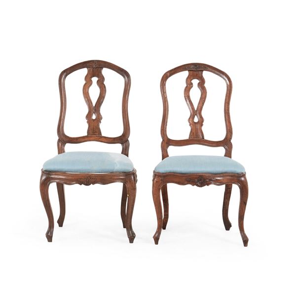Coppia di sedie in noce intagliato. XVIII secolo