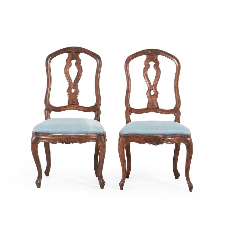 Coppia di sedie in noce intagliato. XVIII secolo  - Asta Antiquariato - Cambi Casa d'Aste