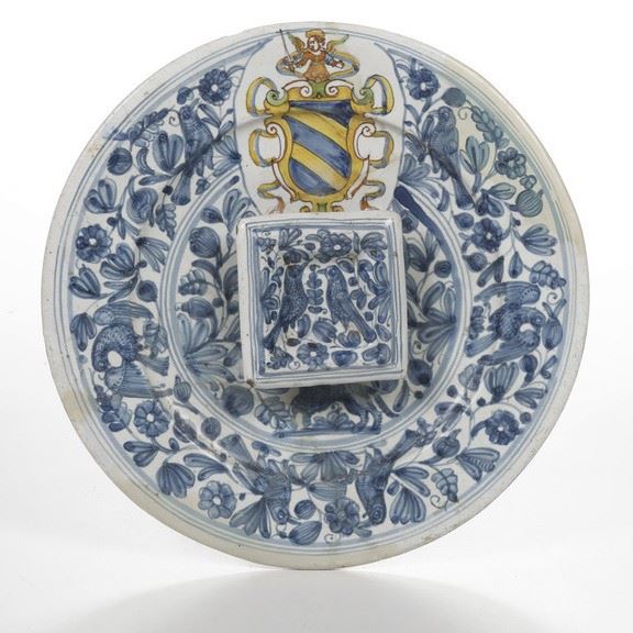 Piatto con saliera e stemma araldico. Deruta, prima metà del XVII secolo.