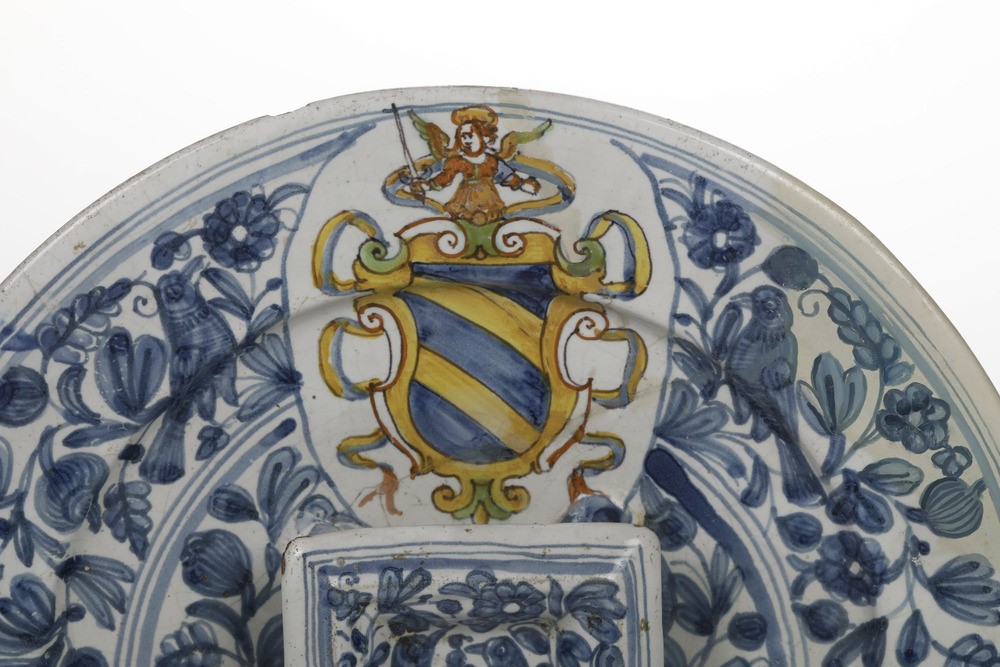 Piatto con Saliera e Stemma Araldico.deruta, Prima Metà del XVII Secolo.
