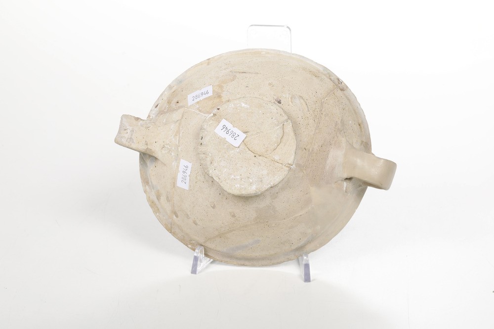 Ciotola Biansata.probabilmente Orvieto o Alto Lazio, XIV Secolo.