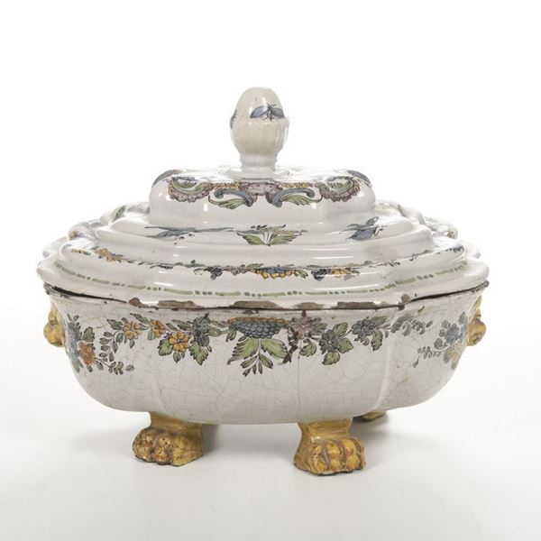 Zuppiera con coperchio. Campania, probabilmente Fabbrica di Caserta, 1753-1756.