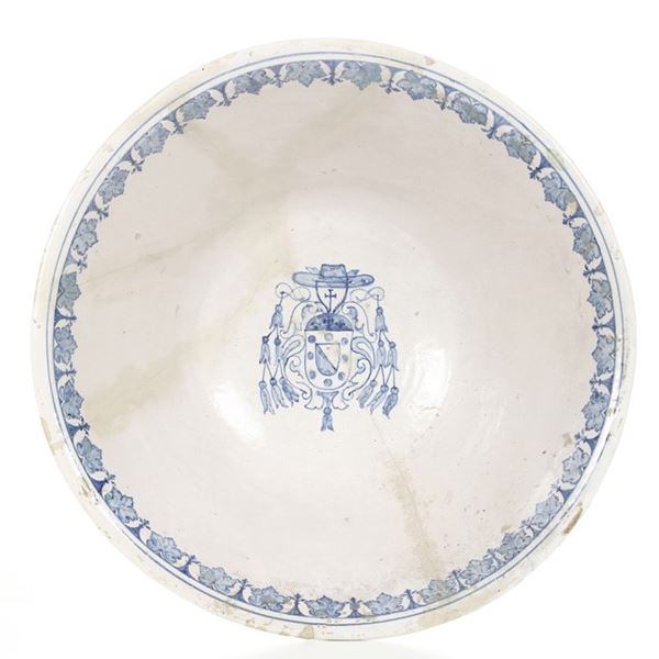 Grande ciotola con stemma vescovile, XIX secolo. 