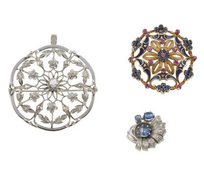 Lotto Composto da un Pendente/spilla con Diamanti, una Spilla ed un Anello con Smalti, Rubini e Z...
