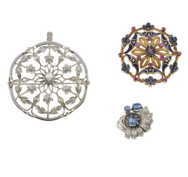 Lotto composto da un pendente/spilla con diamanti, una spilla ed un anello con smalti, rubini e zaffiri
