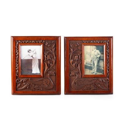 Coppia di Cornici in Legno Intagliato. XX Secolo