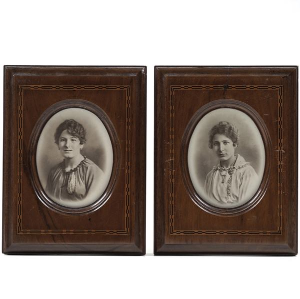 Coppia di cornici in legno a riserva ovale