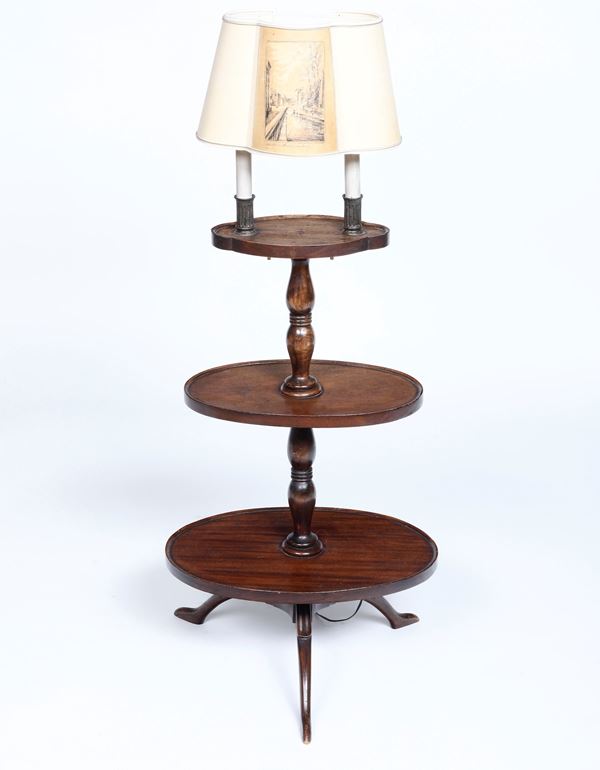 Etagere in legno con lampada. Inghilterra XX secolo