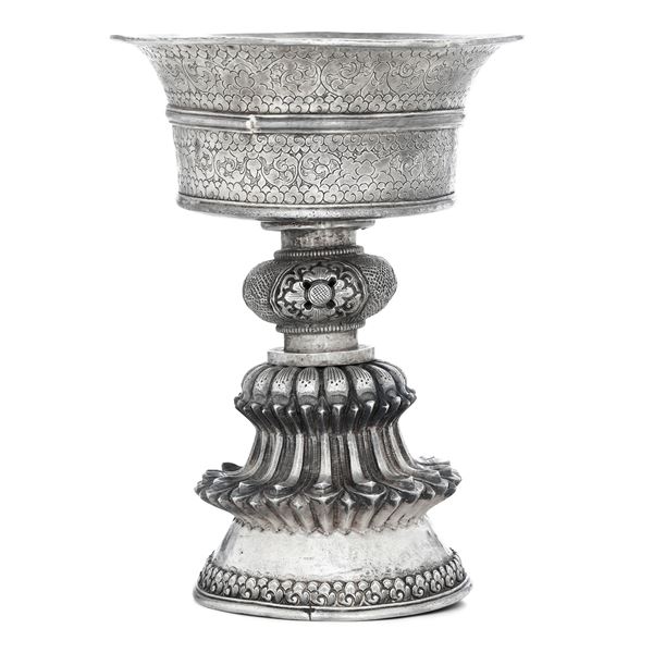 Vaso tibetano in argento inciso a decoro naturalistico, Tibet, XIX secolo