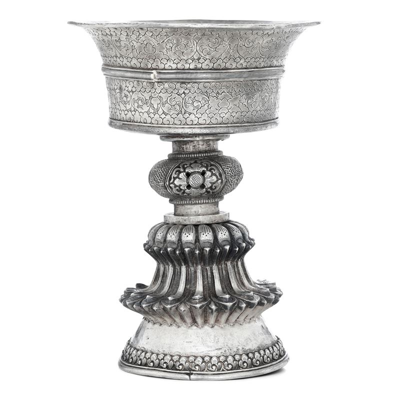 Vaso tibetano in argento inciso a decoro naturalistico, Tibet, XIX secolo  - Asta Dimore Italiane - Cambi Casa d'Aste