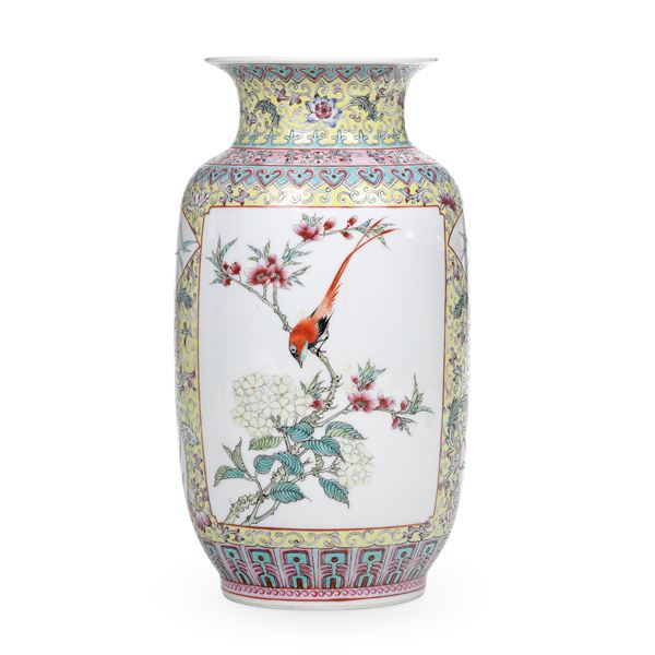 Vaso con inserto naturalistico in porcellana Famiglia Rosa, Cina, Repubblica, XX secolo
