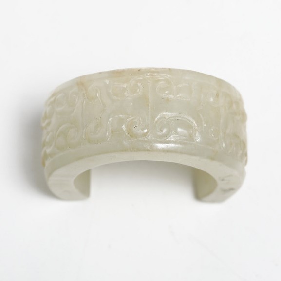 Anelle da Arcere in Giada Bianca Finemente Incisa, Cina, Dinastia Qing, Epoca Qianlong (1736-1796...
