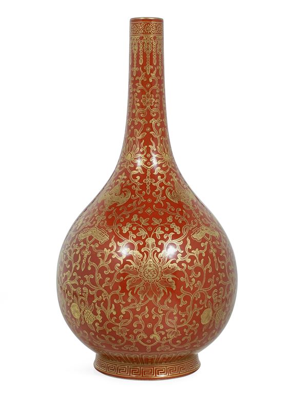 Vaso a bottiglia rosso con decoro lumeggiante in oro, marca apocrifa Qianlong, Cina