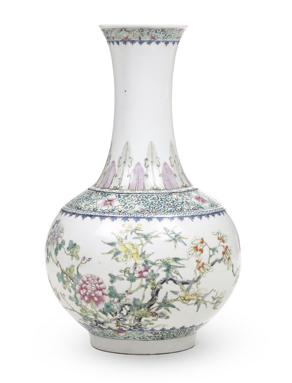 Vaso a bottiglia con decoro floreale famiglia Rosa in porcellana, Cina, Dinastia Qing, Jiaqing (1727-1820)