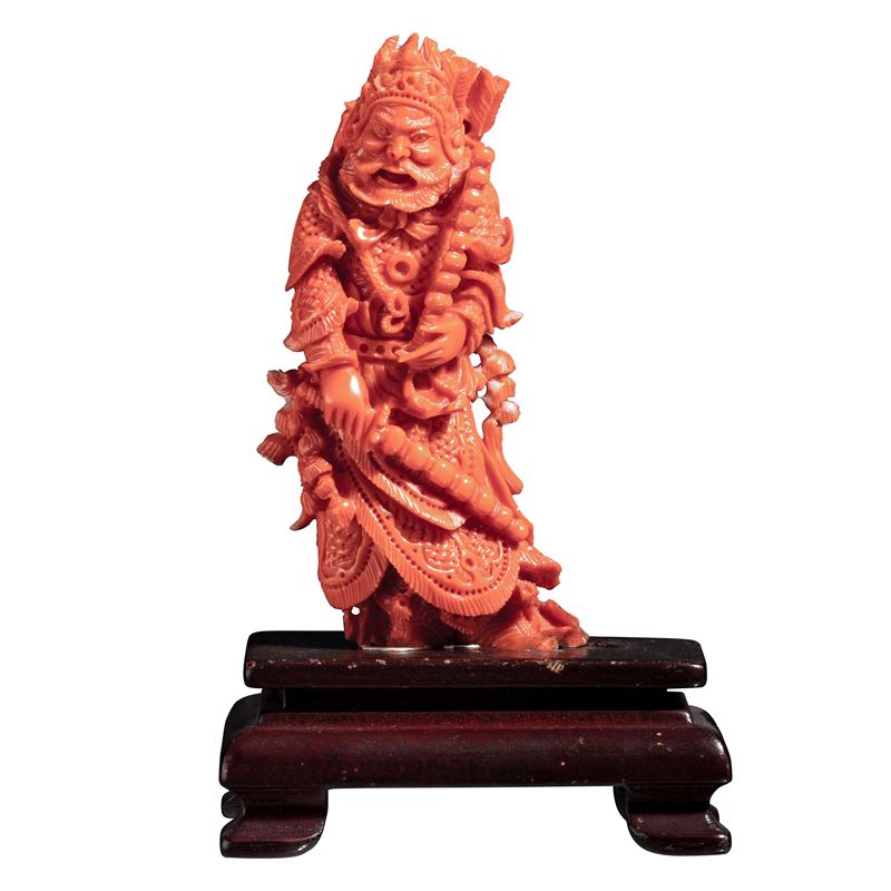 Figurina di guerriero in corallo rosso, Cina, inizi XX secolo  - Asta Dimore Italiane - Cambi Casa d'Aste