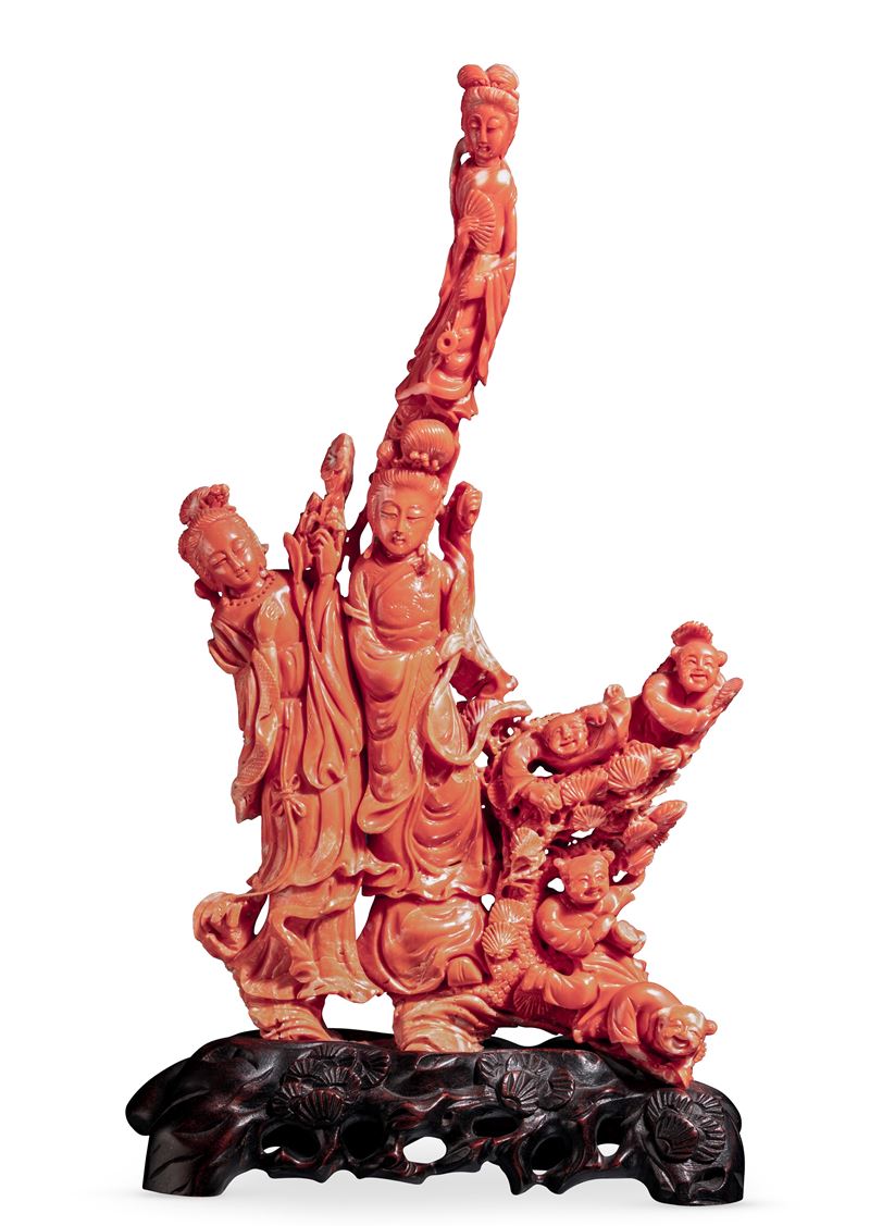 Grande gruppo di Guanyin e personaggi in corallo rosso, Cina, inizi XX secolo  - Asta Dimore Italiane - Cambi Casa d'Aste