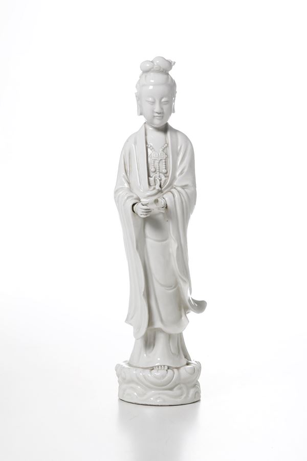 Figura di Guanyin su fiore di loto in porcellana Blanc de Chine, Cina, XX secolo
