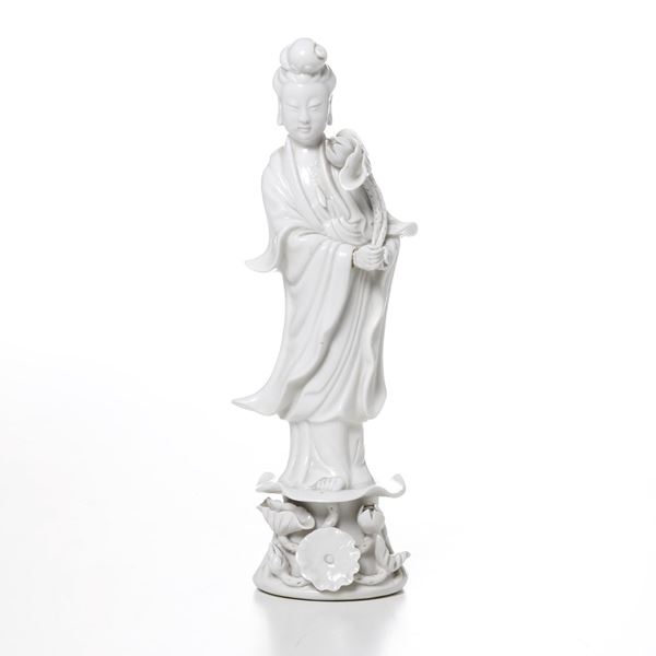 Figura di Guanyin con fiore in porcellana Blanc de Chine, Cina, XX secolo