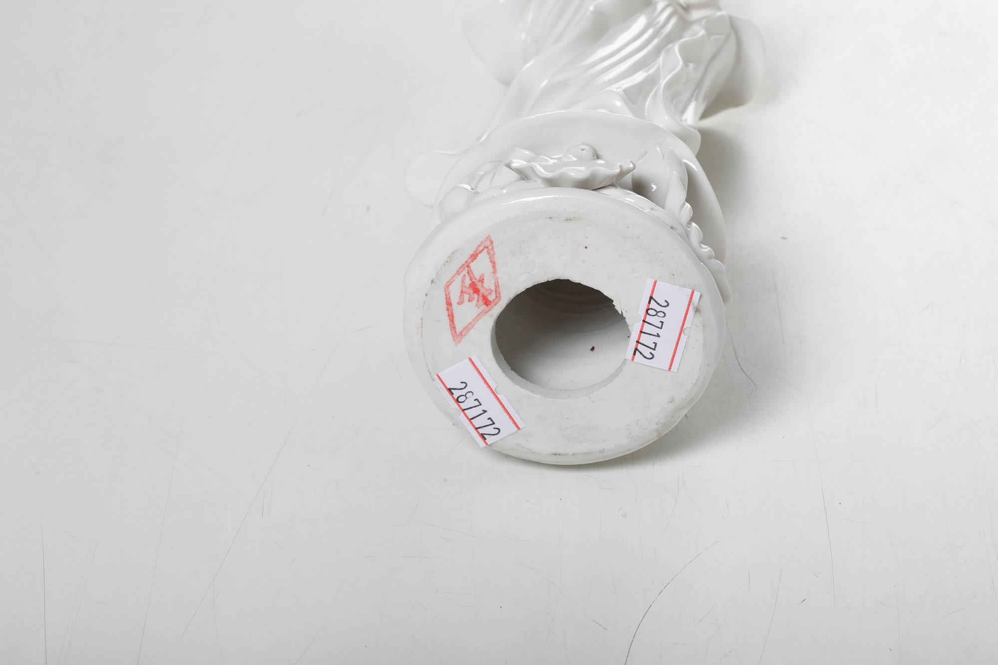 Figura di Guanyin, porcellana Blanc de Chine, Cina, XX secolo