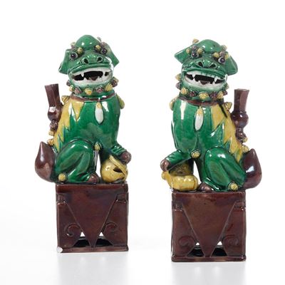 Coppia di figurine di cani di Pho, porcellana invetriata a smalti Sancai, Cina, XX secolo