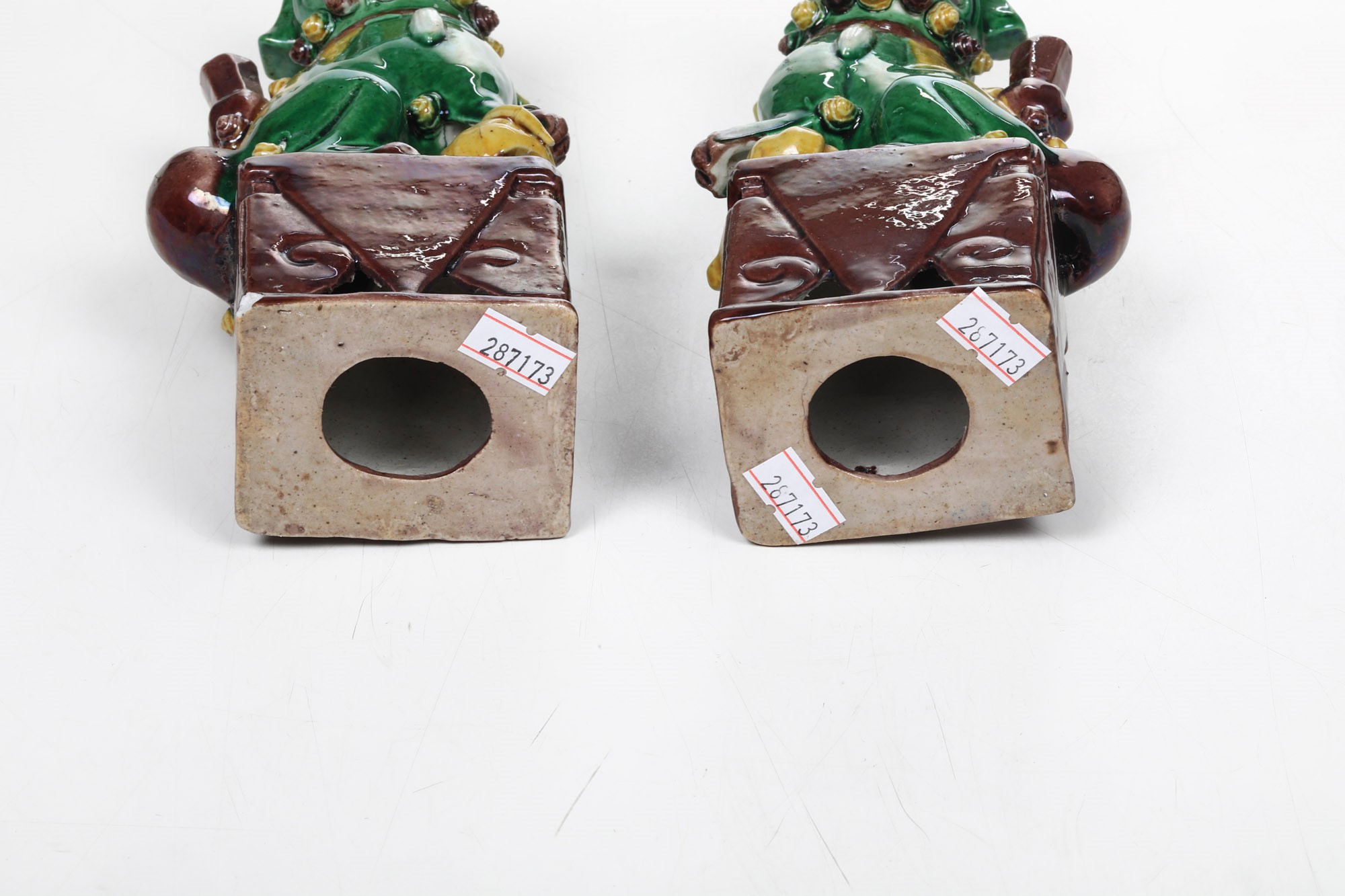 Coppia di figurine di cani di Pho, porcellana invetriata a smalti Sancai, Cina, XX secolo