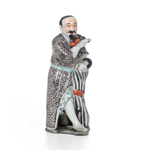 Figura in porcellana di personaggio maschile con pipa, Cina, Dinastia Qing, XIX secolo