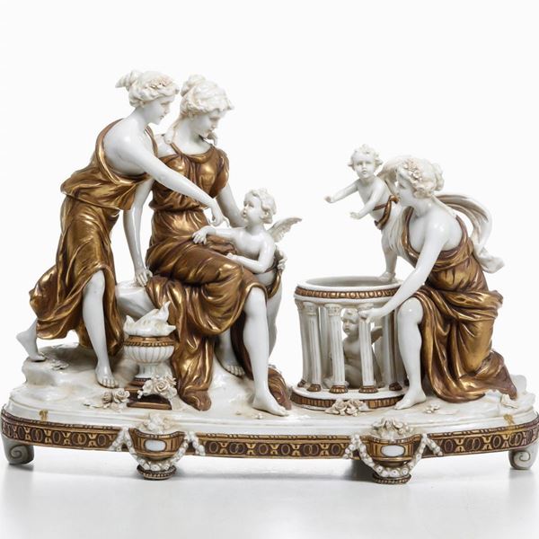 Gruppo in porcellana con ninfe e puttini. Germania, Manifattura di Rudolstdt, prima metà del XX secolo.