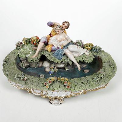 Scultura di Fontana con Coppia Galante.milano, Manifattura di Luigi Fabris, 1919-1942.