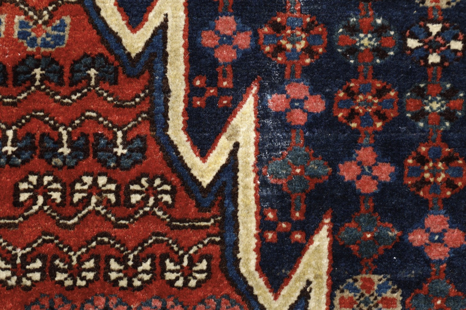 Tappeto Yalamen persiano, XX secolo, con medaglione allungato mattone
