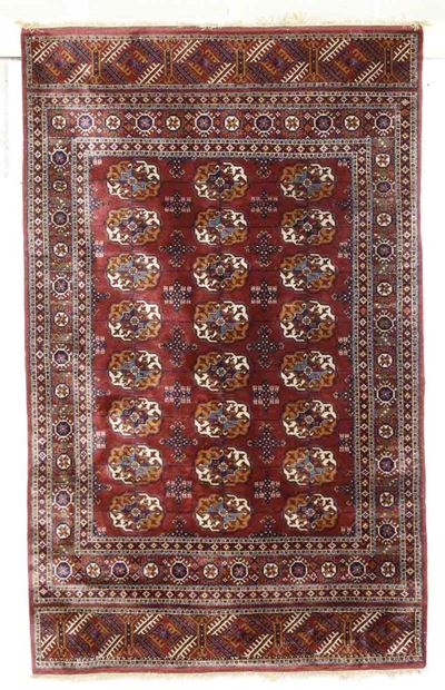 Tappeto turkmeno, XX secolo, campo rosso scuro, cm 134x220