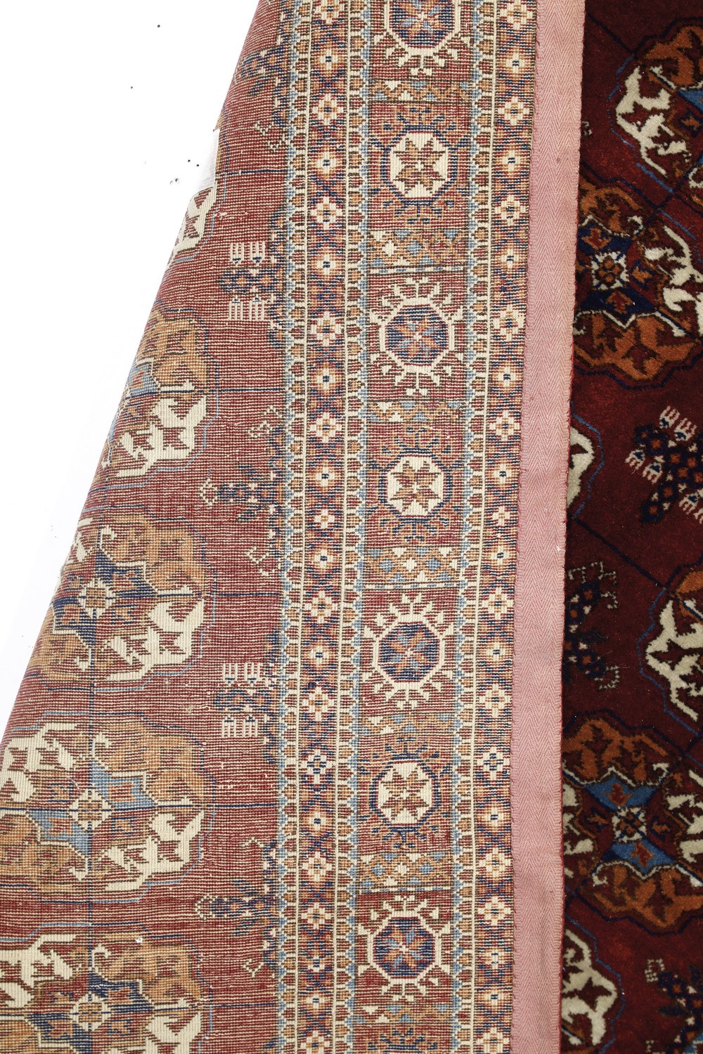 Tappeto turkmeno, XX secolo, campo rosso scuro, cm 134x220