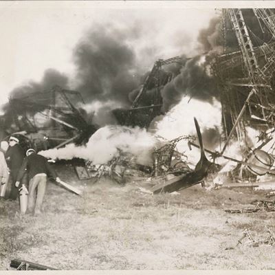 Autore Sconosciuto Senza Titolo (il Dirigibile Hindenberg in Fiamme Dopo L'incidente)