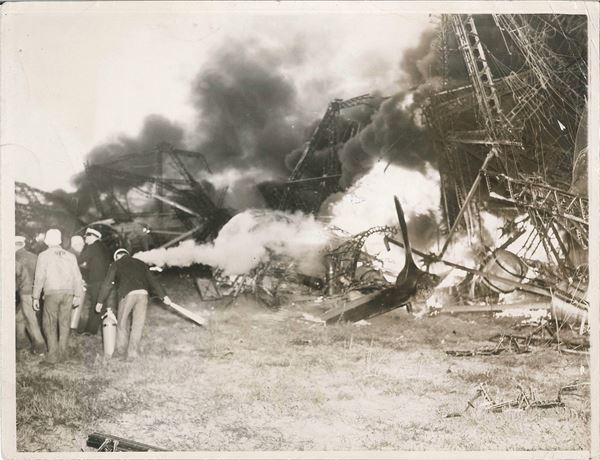 Autore sconosciuto Senza titolo (Il dirigibile Hindenberg in fiamme dopo l'incidente)