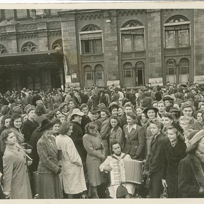 Autore Sconosciuto Senza Titolo (circa Quattromila Cameriere Lavoratrici)