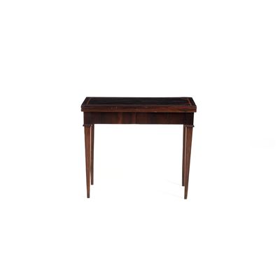 Tavolo da gioco lastronato, XVIII-XIX secolo, chiuso cm 84x42x72, aperto cm 84x84,5x72