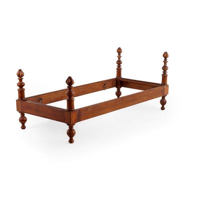 Letto in Legno Intagliato in Stile Seicentesco
