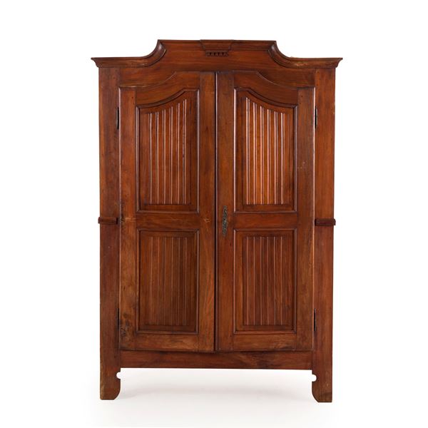 Armadio a due ante in legno intagliato. Prima metà del XX secolo