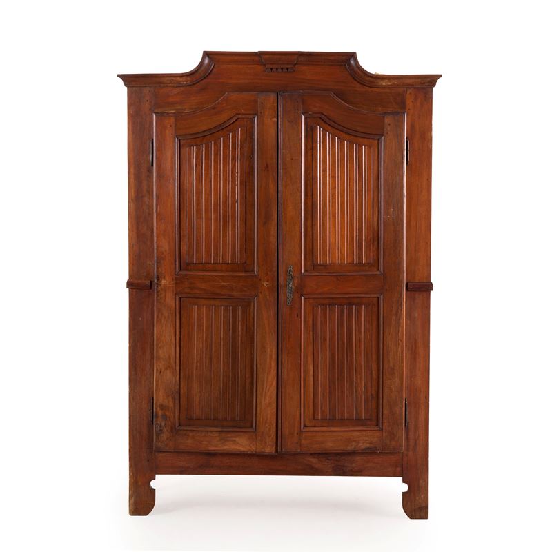 Armadio a due ante in legno intagliato. Prima metà del XX secolo  - Auction Antiques - Cambi Casa d'Aste