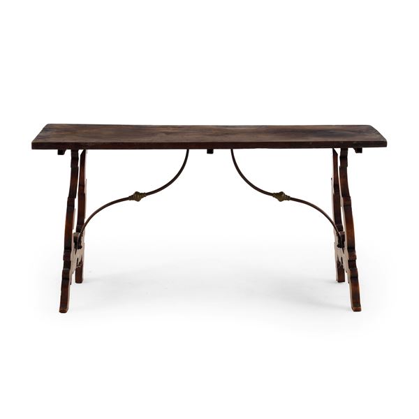 Tavolo fratino in legno intagliato. XX secolo