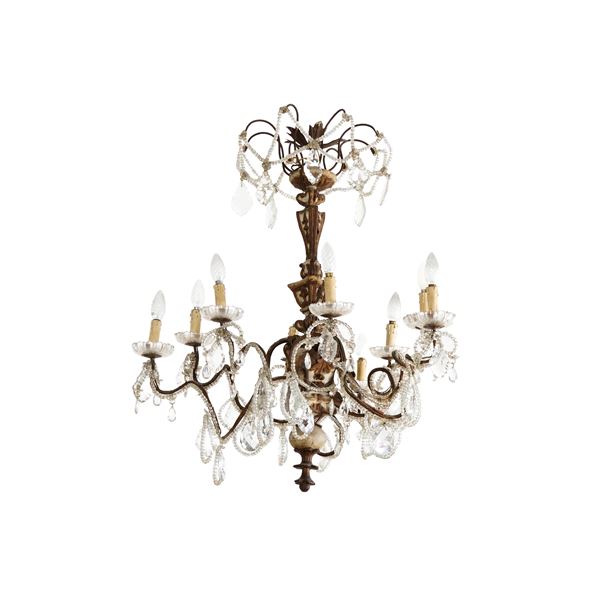 Lampadario in legno e cristalli