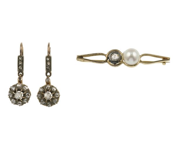 Lotto composto da un paio di orecchini ed un spilla con perle coltivate e rosette di diamante