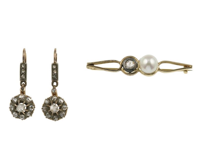Lotto composto da un paio di orecchini ed un spilla con perle coltivate e rosette di diamante  - Asta Gioielli - Cambi Casa d'Aste