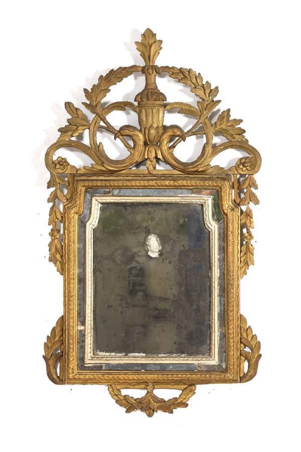 Specchiera in legno intagliato e dorato. XVIII secolo