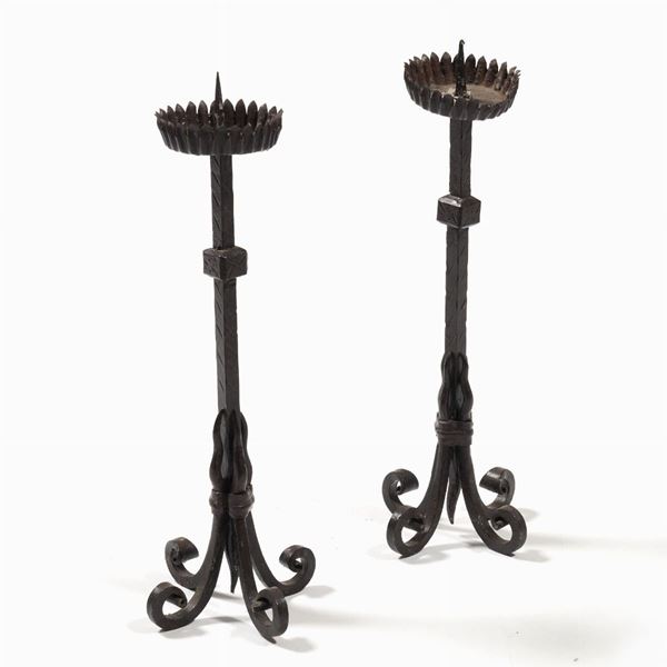 Coppia di piccole torciere in ferro battuto