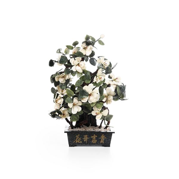 Figura di bonsai entro vaso in giada con pietre dure e iscrizioni, Cina, XX secolo